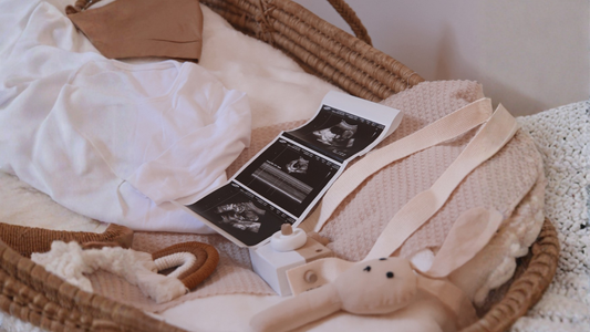 Pourquoi la cape de bain est l'indispensable n°1 de votre valise de maternité ?